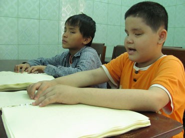 Visiting special schools in Ho Chi Minh City - ảnh 1